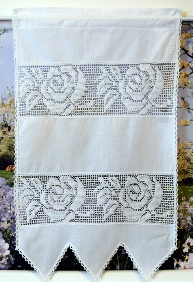 Häkelgardinen Türhänger mit Häkelkante in wollweißer Baumwolle im Landhausstil